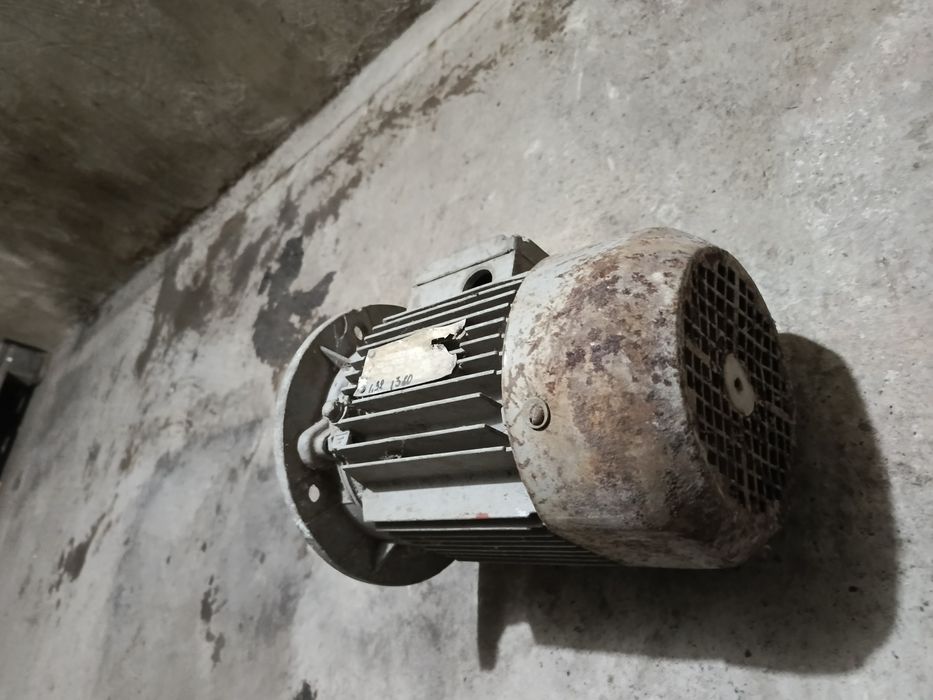 Продам електродвигун фланець