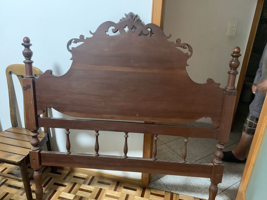 Cama antiga em Mogno