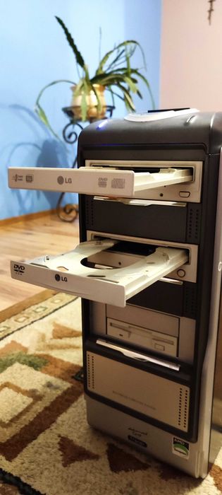 Komputer stacjonarny z klawiaturą