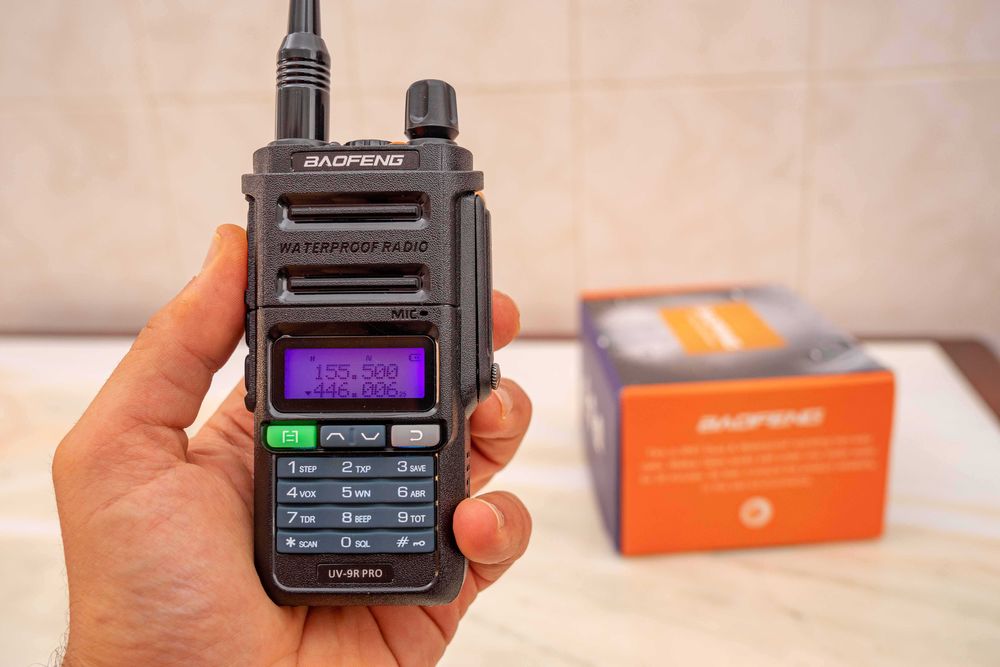 Walkie-talkie, radio amador.Baofeng UVR9 Pro
VHF/UHF
Robusto e á prova