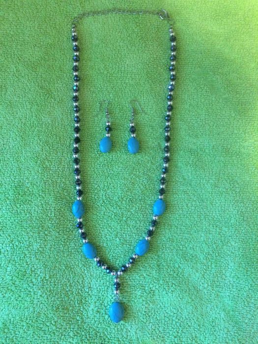 Комплект жіночої біжутерії: кольє та сережки.