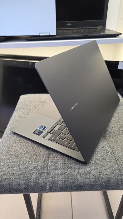 Samsung galaxy book 3 pro  OLED