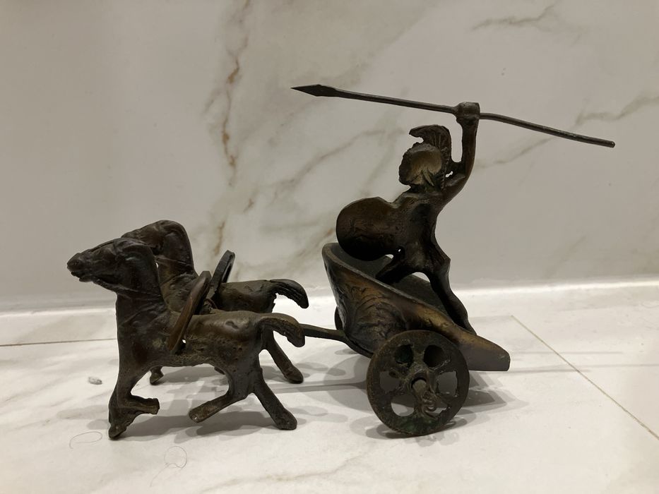 Gladiador com dois cavalos em metal biga