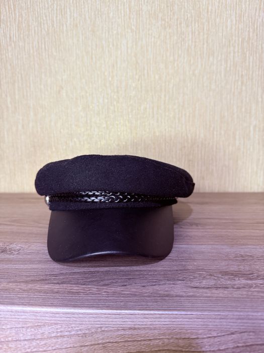 чорний стильний берет