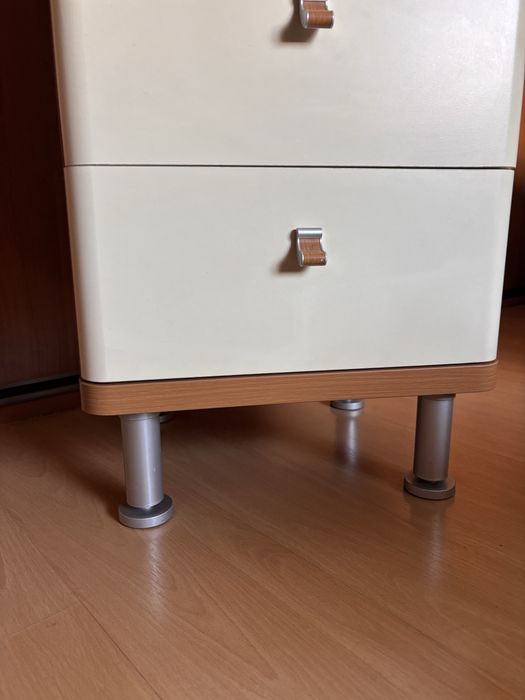 Wąska komoda z szufladami