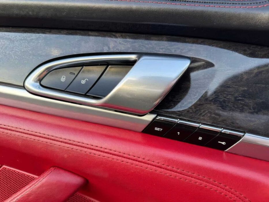 Porsche Panamera 4S      2015