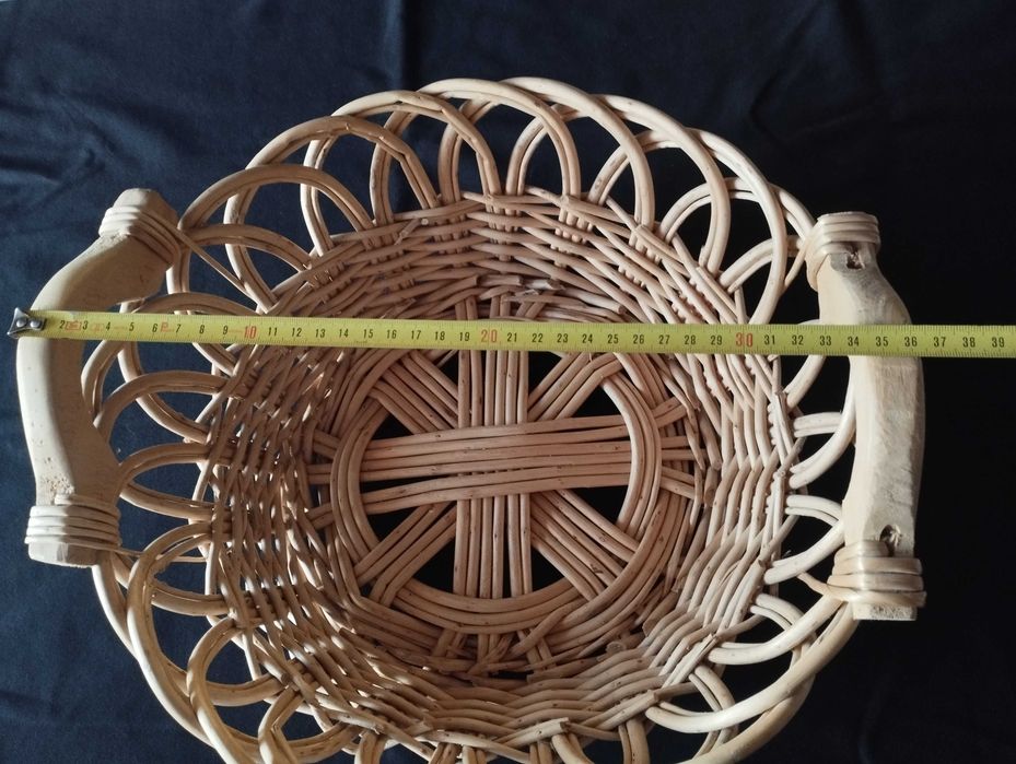 Conjunto de dois cestos em vime com um design artesanal e rústico