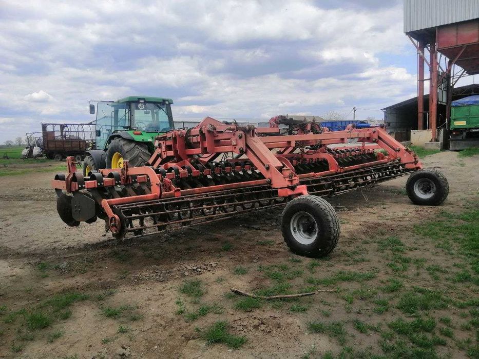 Продам сівалку John Deere 455 та інше навісне. Закриття господартства.