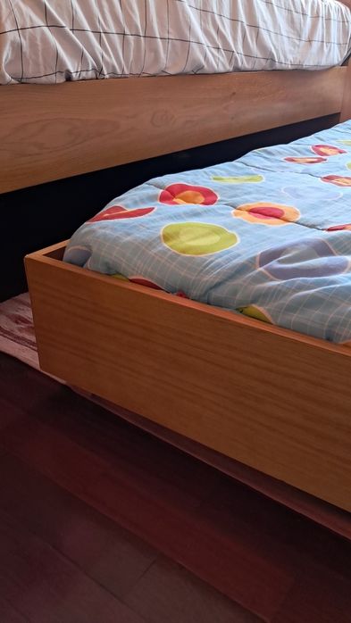 Cama de madeira maciça com cama-gaveta
