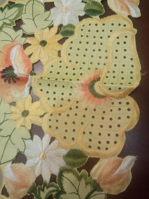 Obrusik kwadratowy poliestrowy  haftowany 85/85 cm