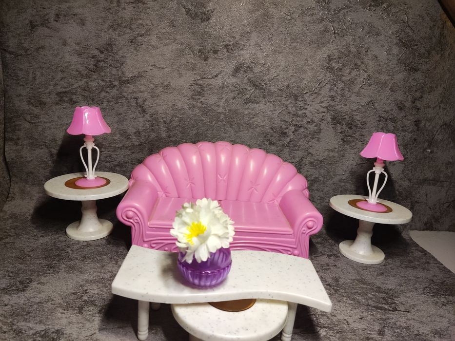 Меблі для лялькового будинку