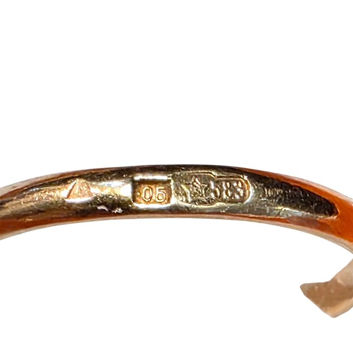 Złoty radziecki pierścionek z rubinkiem