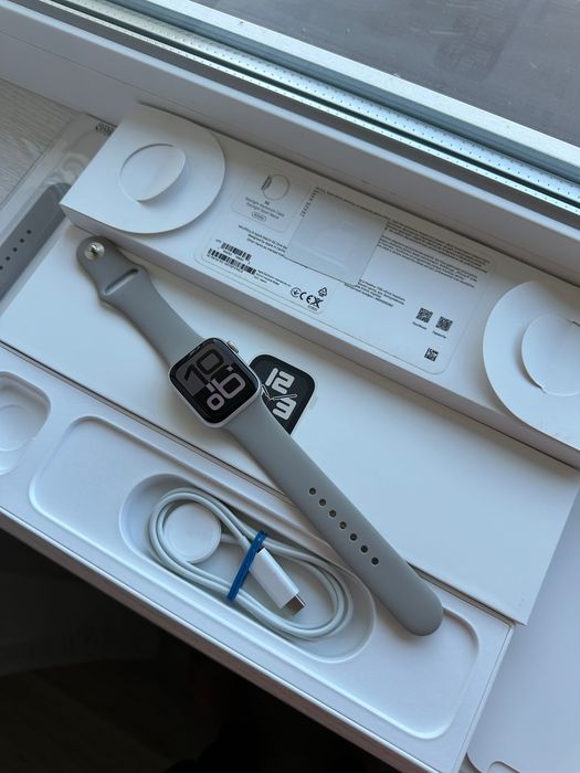 Apple Watch se2 40mm Starlight з повним комплектом