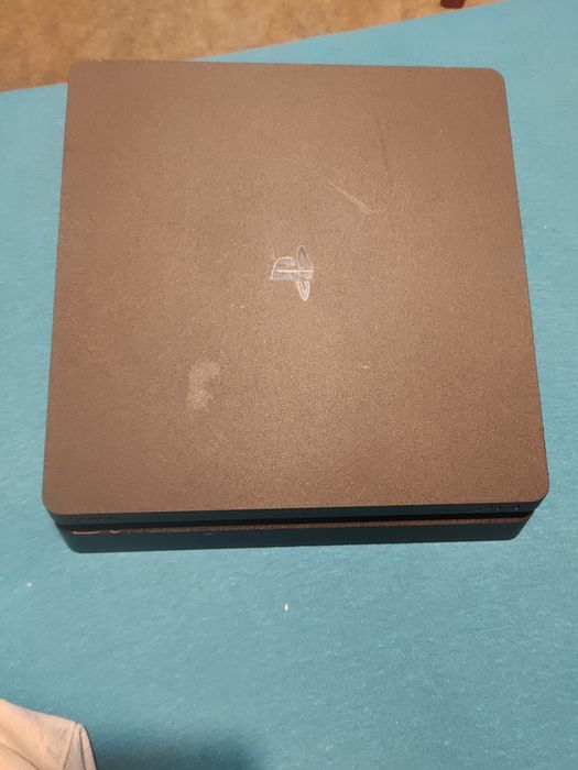 Konsola ps4 slim