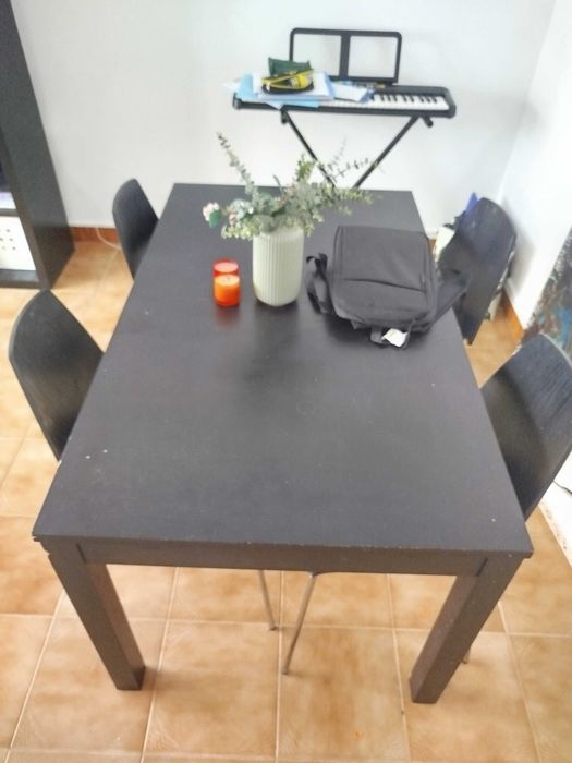 Mesa preta extensível com 4 cadeiras