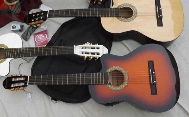 Guitarra clássica eletrificada - modelo cutaway nova