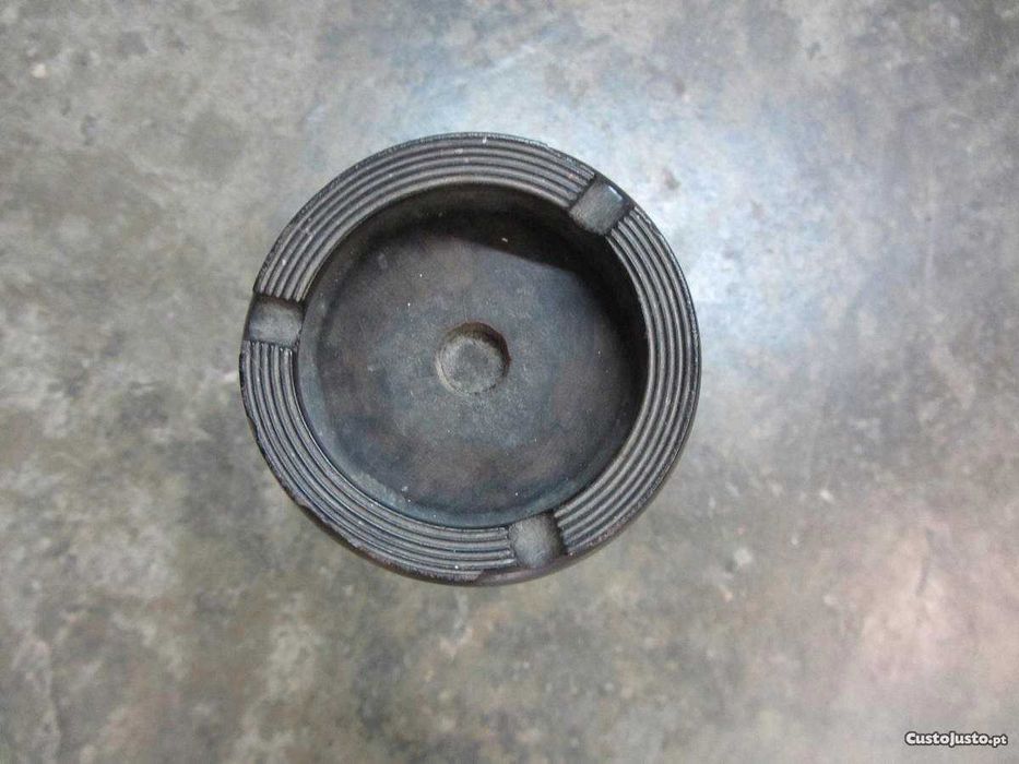 Cinzeiro de pé em Pau-Preto