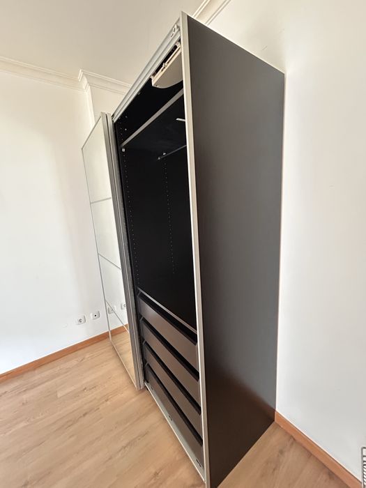 Roupeiro IKEA PAX 150 cm com portas de correr e espelho – excelente estado