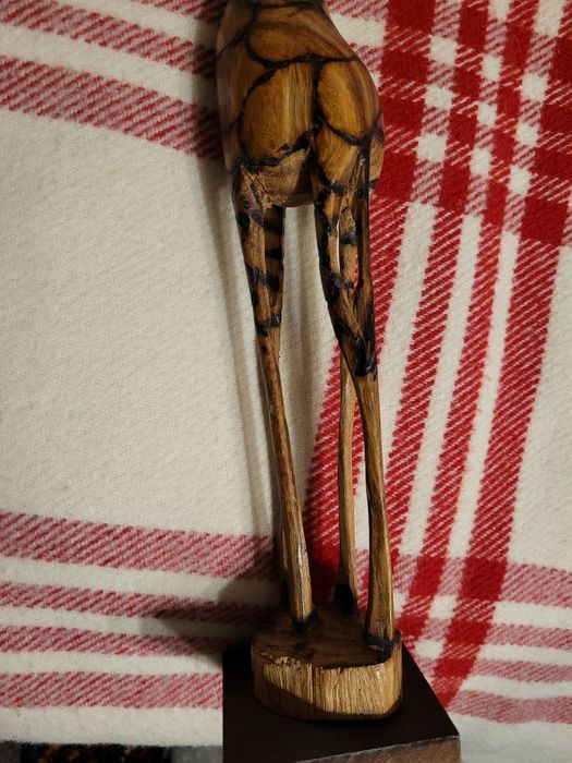 Drewniana rzeźba żyrafy wys. 42 cm.