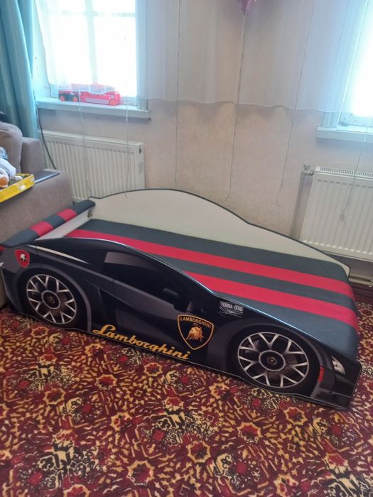 Продам дитяче ліжко машинку  Ламборгині.  Майже нове
