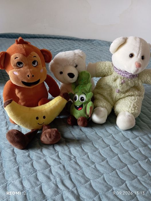 Maskotki misie, małpka, banan