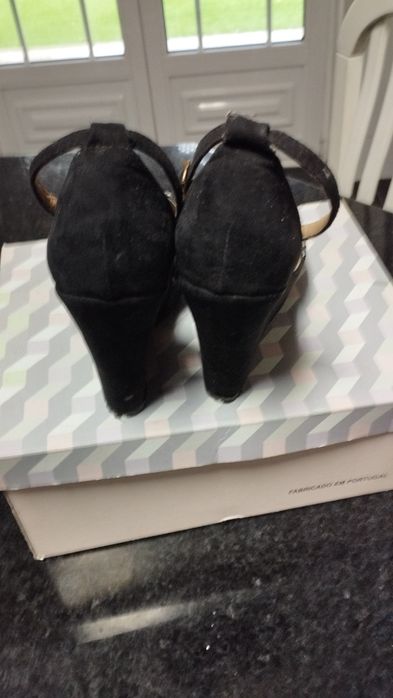 Sapatos pretos Tam 36, abertos à frente, com lindas aplicações