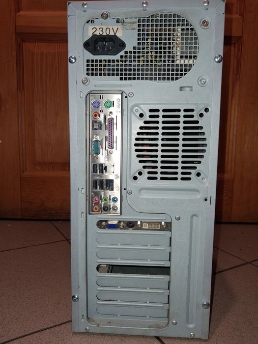 Komputer retro Pentium 4 gratis 2 monitory i licencja Windows XP