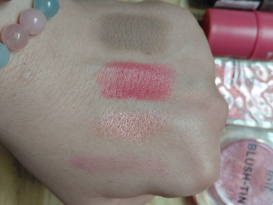 Набір косметики Enough, Essence, Catrice, Lovit