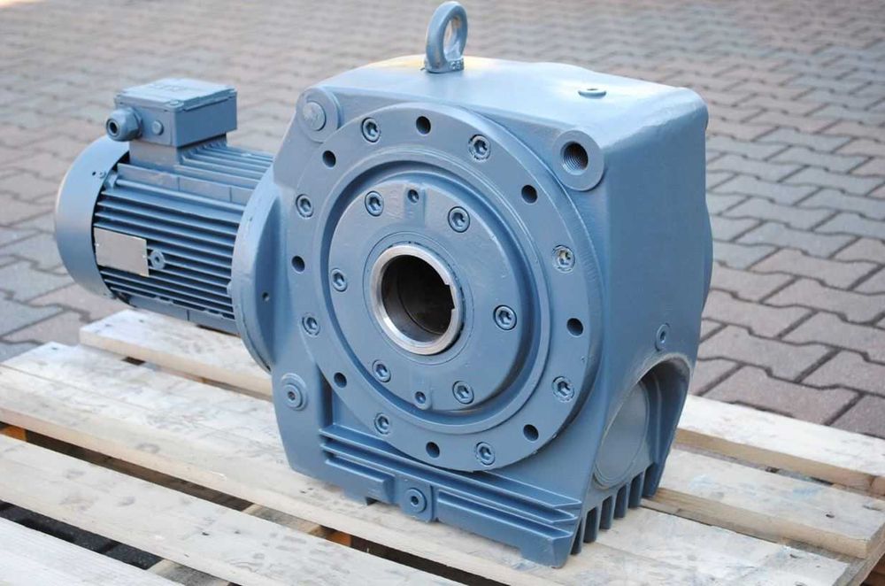 Motoreduktor kątowy 5,5kw. 12obr. SEW. typ: SA92TDV132S4