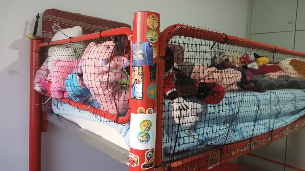 Beliche em aço SEM estrados e colchões
Toda em a