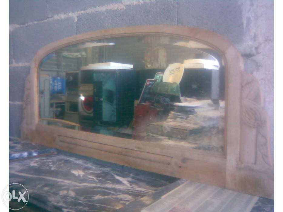 Movel antigo alto com pedra negra e espelhos