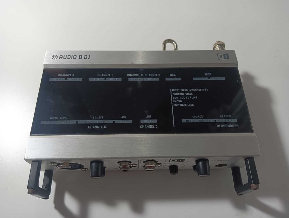 NATIVE INSTRUMENTS.Para desocupar.Em bom estado