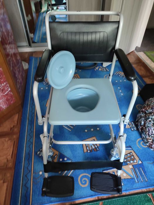 Інвалідний візок з санітарним оснащенням