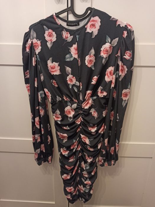 Sukienka dopasowana, marszczona. W kwiaty. Wiosna, lato, botki