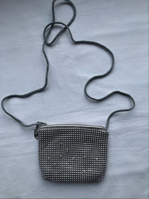 Srebrna torebka na imprezę