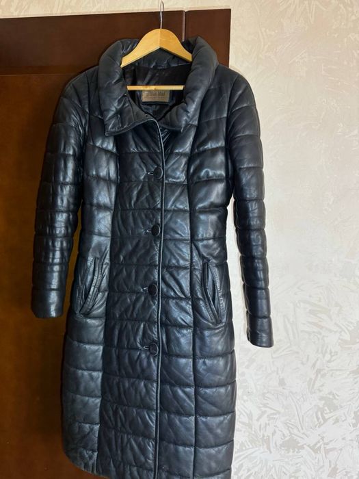 Шкіряне подовжене пальто на хутрі ягня,