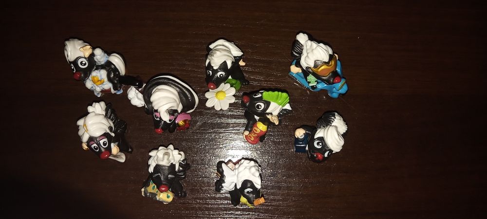 kinder surprise skunksy figurki