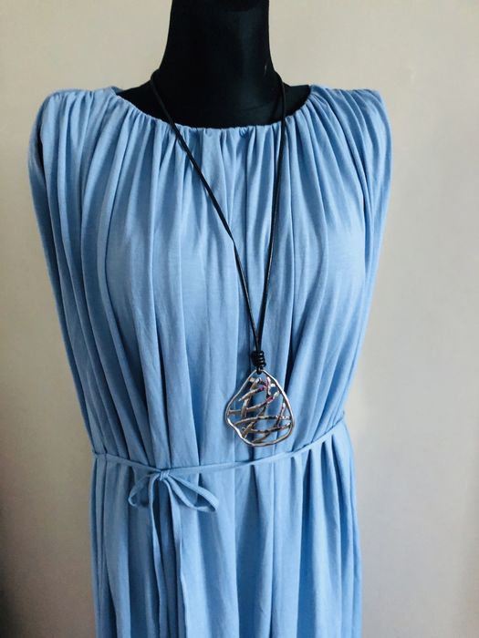 Długa biała sukienka