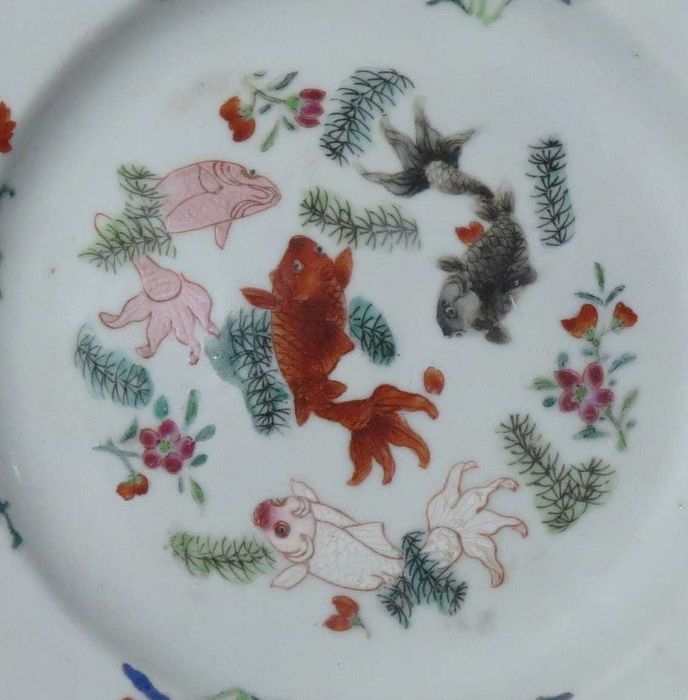 Prato Porcelana Chinesa Companhia das Indias Familia Rosa decorado com peixes nº1 Periodo Qianlong (1711–99);