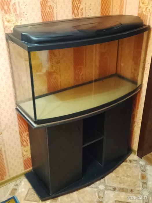 ПРОДАМ Акваріум  об'єм  180 літрів форма ОВАЛ  Заводське виготовлення