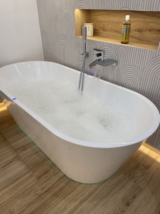 Wolnostojaca wanna led z bąbelkami powietrza