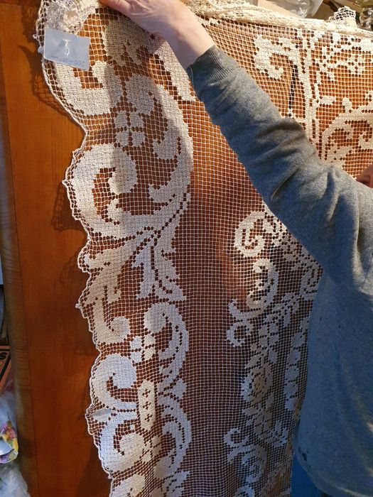 Piękny obrus robiony iglicą