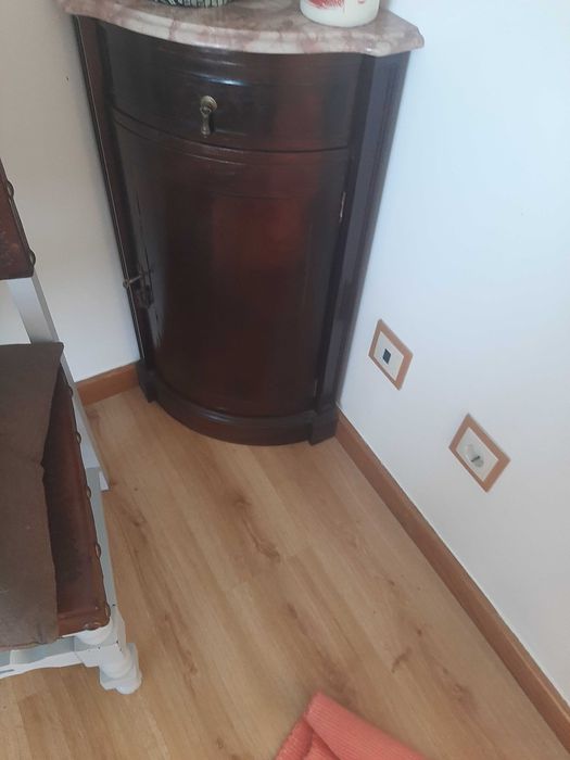 Mobilia de sala de jantar com vários componentes