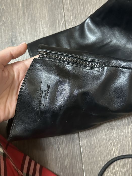 Високі чорні ботфорти чоботи