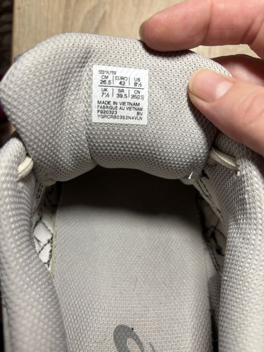 Кросівки  Asics.