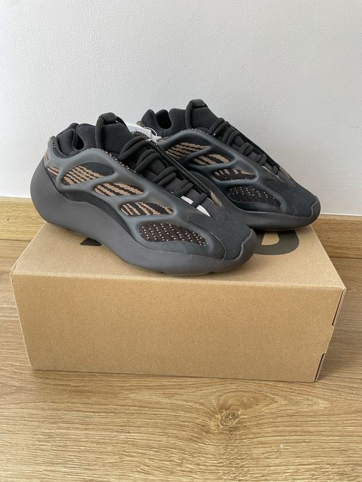 Air Jordan 1 High / Mid, Nike Dunk Low, Air Max 90 NRG, Yeezy 700.