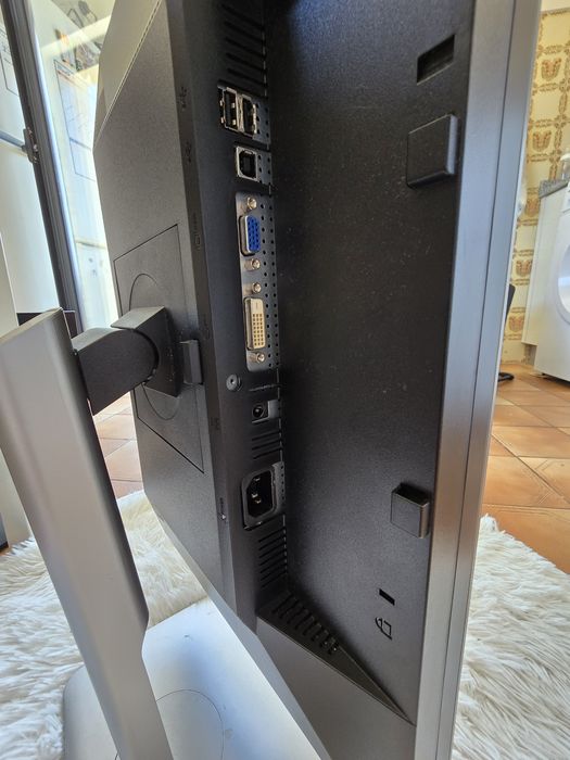 Dell Adjustable Monitor (Horizontal and Vertical)514038323636480003