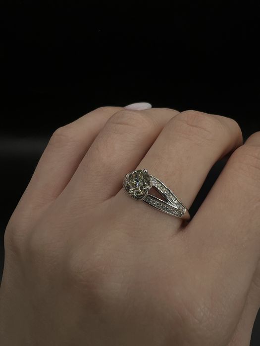 Pierścionek z brylantem 0,87 ct