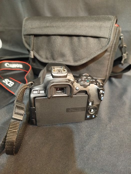 Máquina Fotográfica CANON EOS 250D +EF-S 18-55  COMO NOVA em Garantia