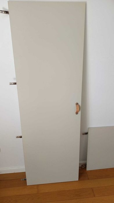 Um guarda-roupa IKEA PAX moderno e elegante